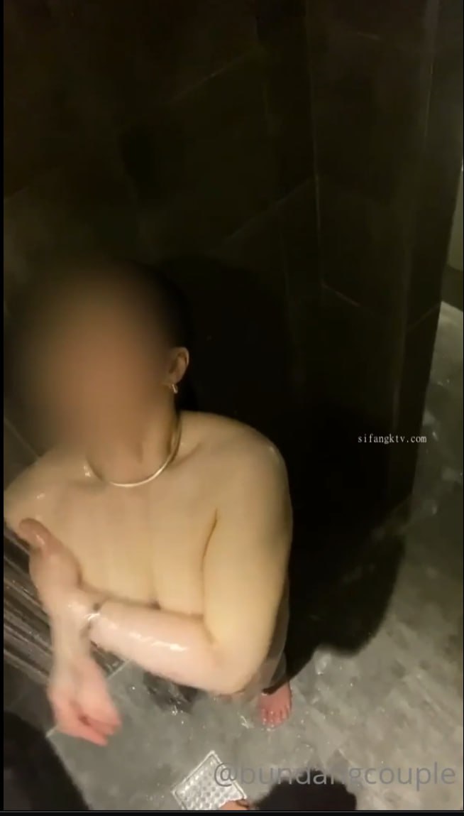 天然白虎双马尾妹子穿着性感黑丝透视装镜头前现场表演道具双洞齐插自慰大秀 呻吟诱惑